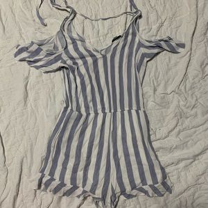 AMERICAN EAGLE ROMPER SIZE MEDIUM